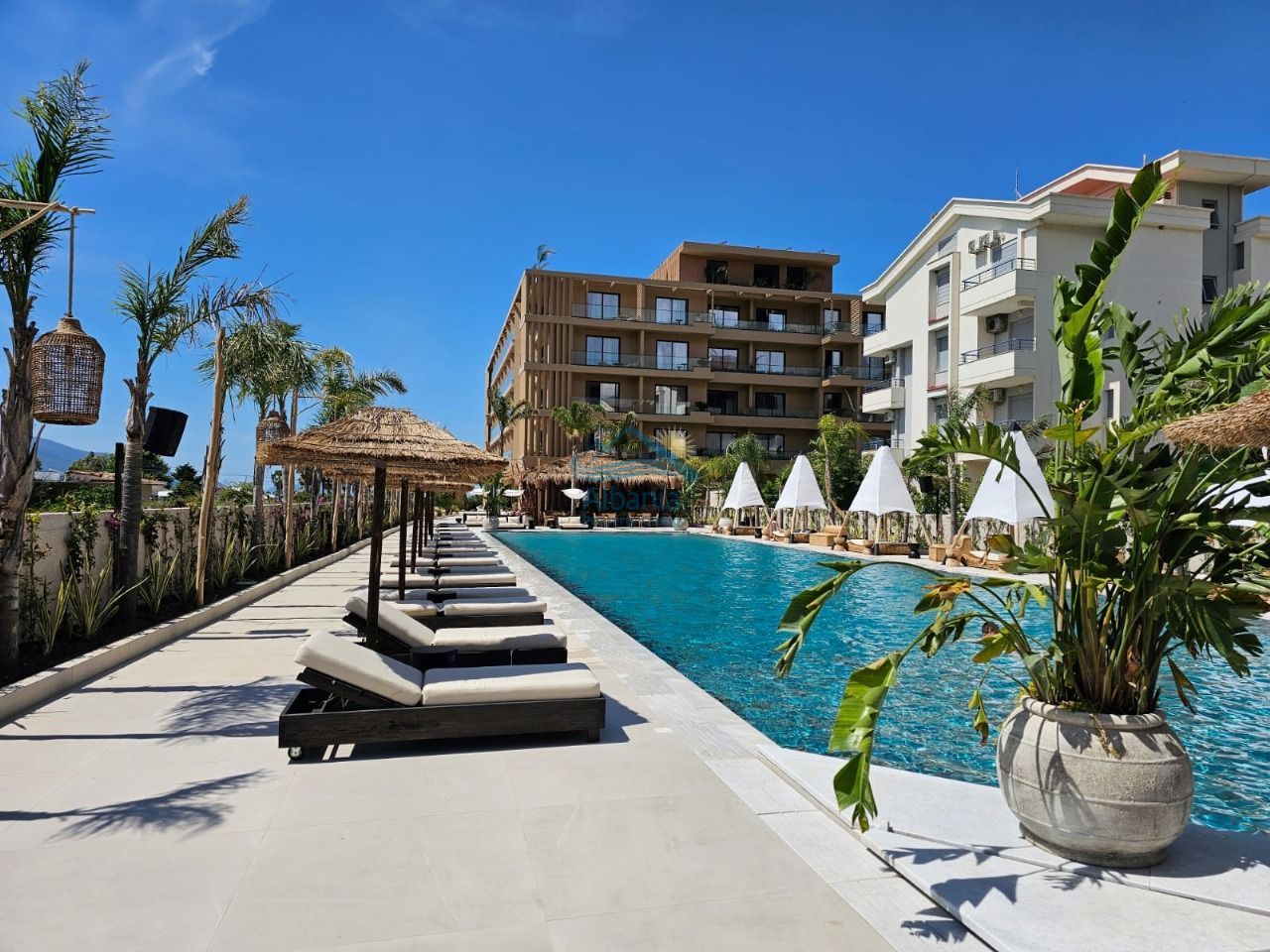 Eladó ingatlan Vlorában, Albániában, jó környéken, a tengerpart mellett, három úszómedencével